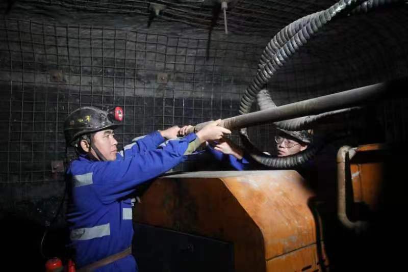 拍摄：：：    探放水职员正在整理钻杆.jpg