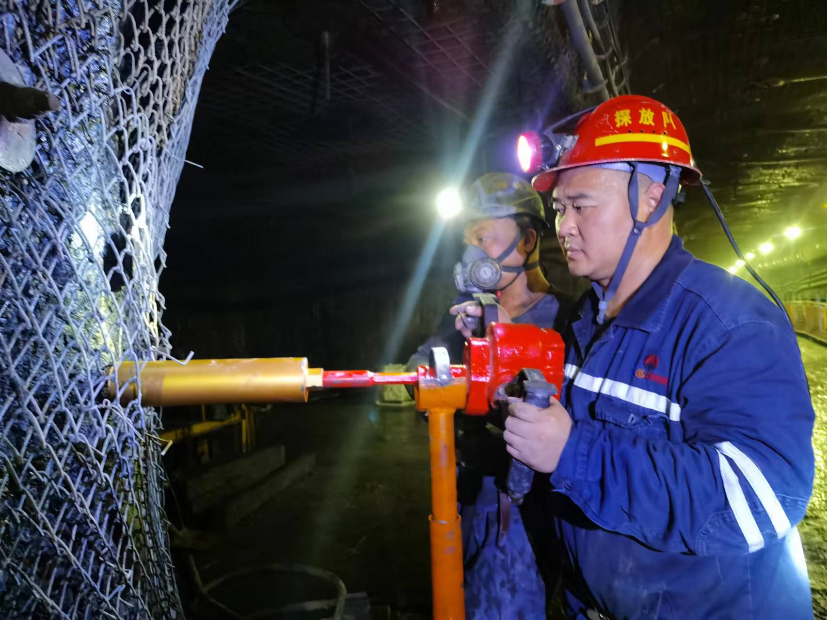 拍摄：：任兴林  追随副队优点理隐患.jpg