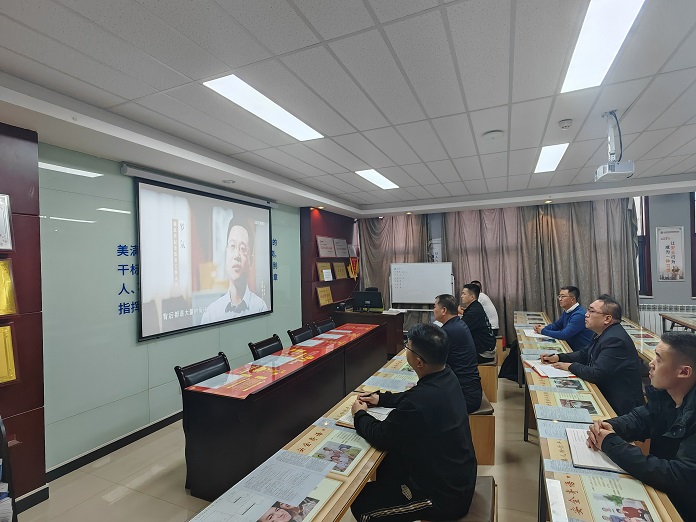 拍摄：：任兴林  组织党员寓目《持续发力 纵深推进》专题片.jpg