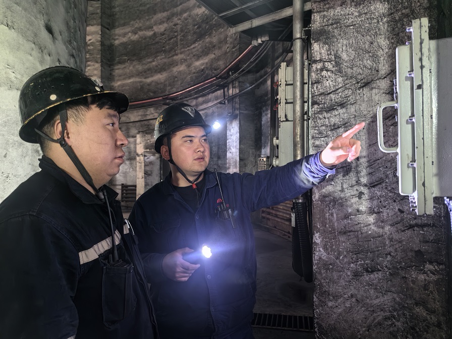 图三  班组上举行现场巡回检查  贺晓兰  摄.jpg