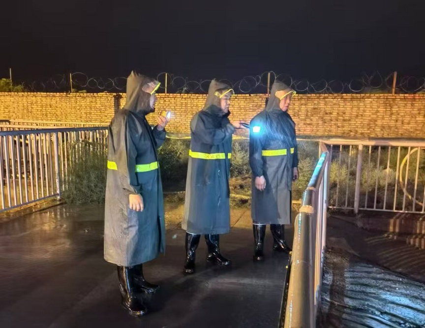 图二  该队认真人排查6号蓄水池水位情形  运营公司选运队方辽辽  摄.jpg