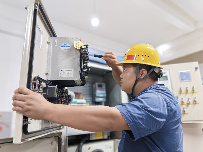 图（二）紧固柜内端子螺丝 王超提供.jpg