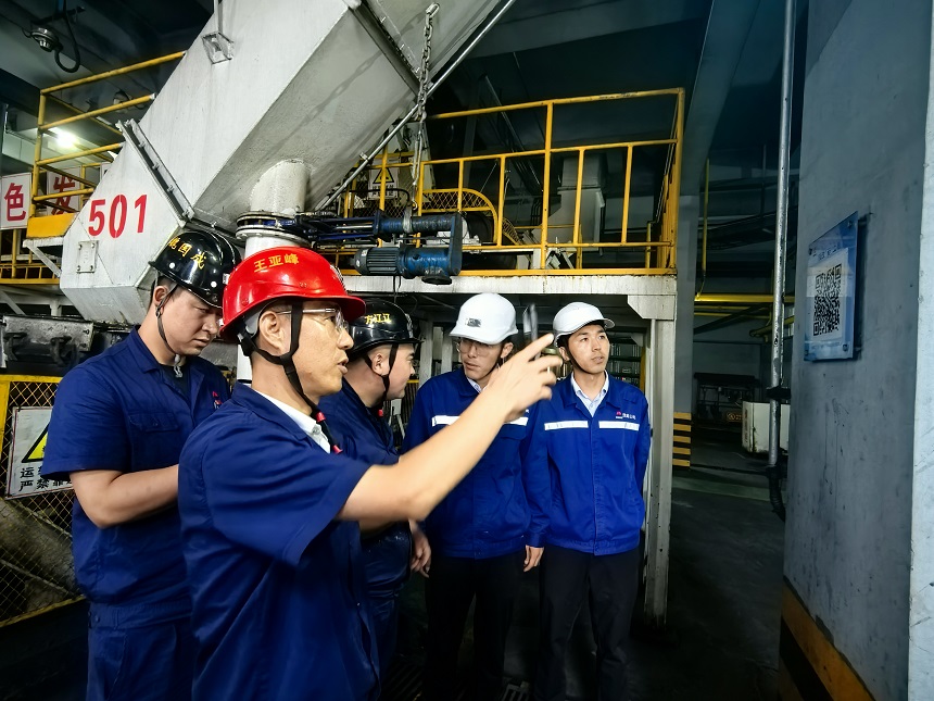 图二   现场学习兄弟单位立异手艺。   K8官网煤矿生产运营公司选运队  张瑞瑞 提供.jpg